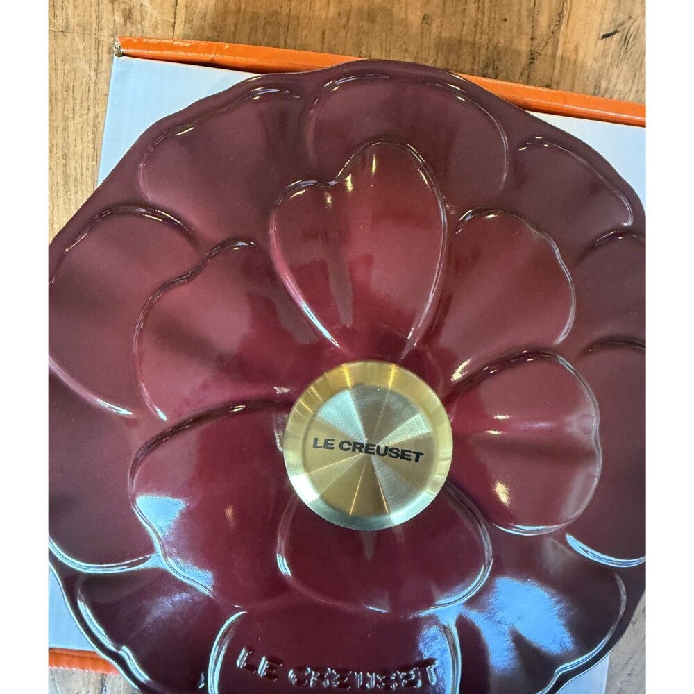Le Creuset Signature Cast Iron Petal Shallow Casserole 2.25qt Garnet Rhone NEW - Picture 10 of 16